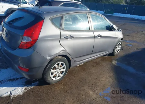2013 Hyundai Accent Gs z USA, uszkodzony, nr VIN KMHCT5AE2DU136216